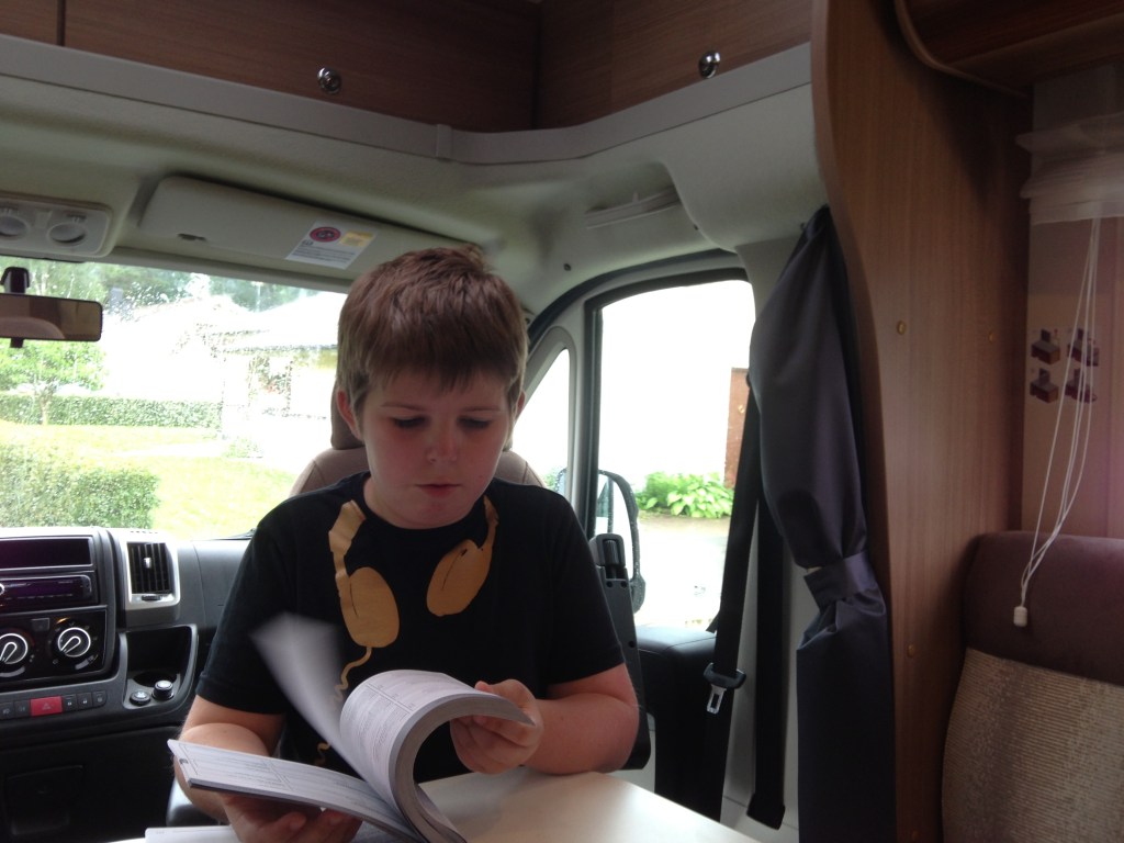 Simon letar stämplar i serviceboken